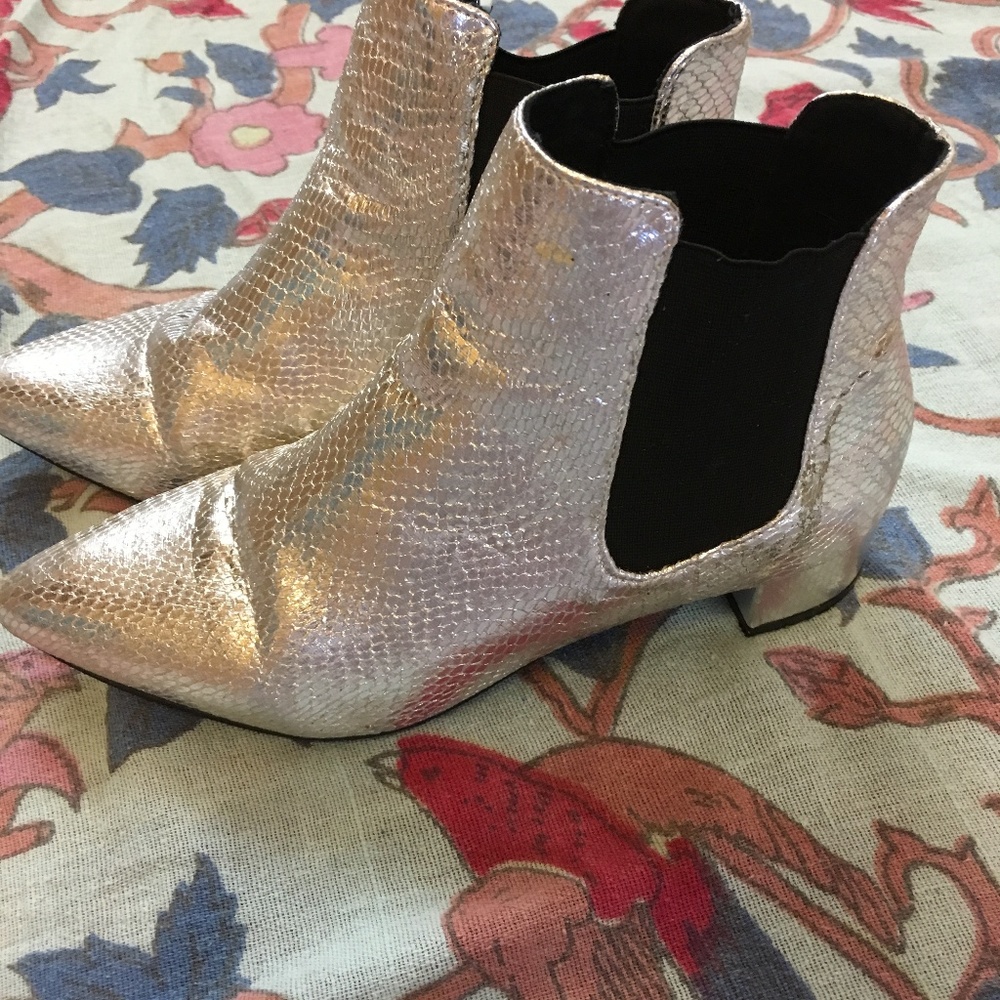 TOPSHOP Metallic Silver Chelsea Booties